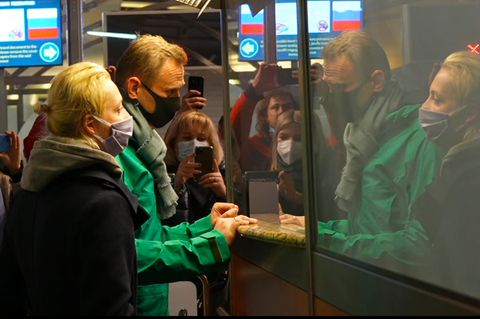 Alexej Nawalny (M.), der nach der Ankunft am Flughafen Scheremetjewo neben seiner Ehefrau Julia bei der Passkontrolle steht