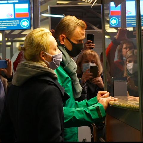 Alexej Nawalny (M.), der nach der Ankunft am Flughafen Scheremetjewo neben seiner Ehefrau Julia bei der Passkontrolle steht