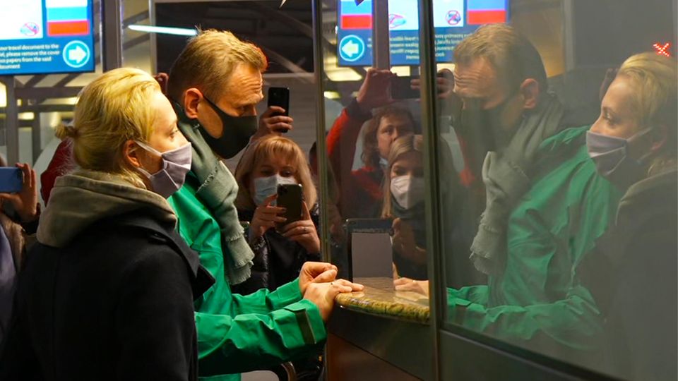 Alexej Nawalny (M.), der nach der Ankunft am Flughafen Scheremetjewo neben seiner Ehefrau Julia bei der Passkontrolle steht