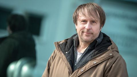Schauspieler Bjarne Mädel steht am Set des NDR Fernsehfilms "Sörensen hat Angst".