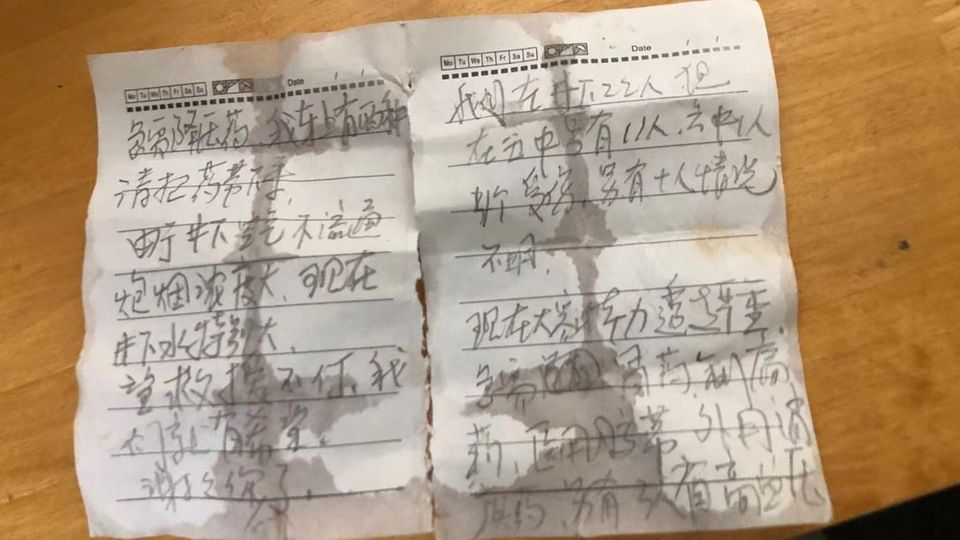Zettel Nachricht China Explosion Goldmine Zwei offenbar aus einem Kalender herausgerissene Seiten sind mit chinesischen Bleistift-Schriftzeichen beschrieben