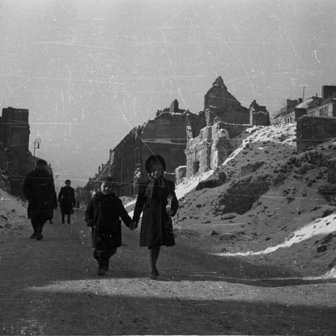 Den Kälteeinbruch gab es auch in Warschau. Aufnahme von 1947 in den Trümmern der Stadt.