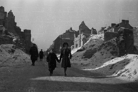Den Kälteeinbruch gab es auch in Warschau. Aufnahme von 1947 in den Trümmern der Stadt.