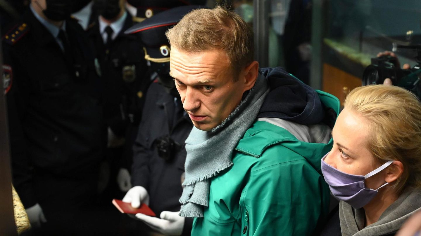 Alexej Nawalny bei seiner Festnahme am Moskauer Flughafen Scheremetjewo 