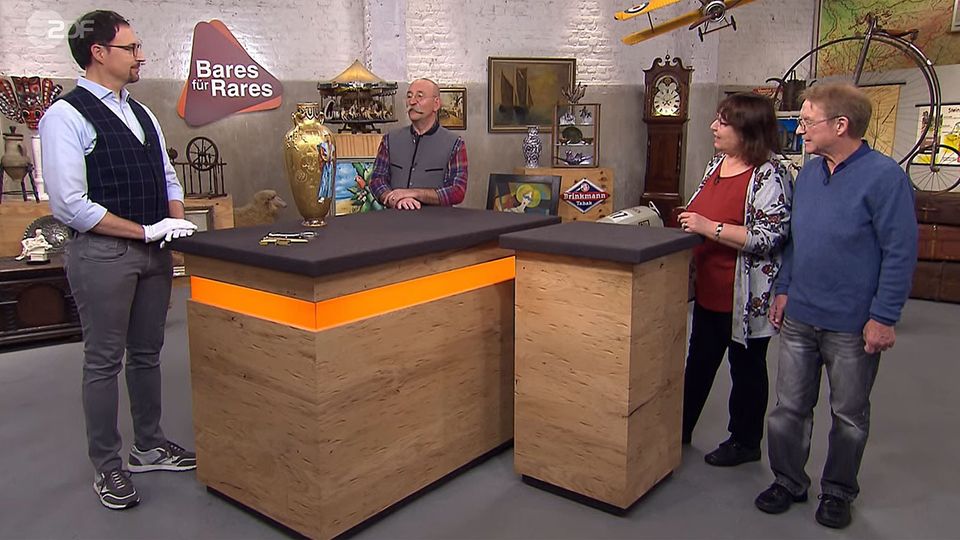 "Bares für Rares"-Experte Colmar Schulte-Goltz und Horst Lichter bestaunen die Vase von Monika und Michael aus Dortmund.