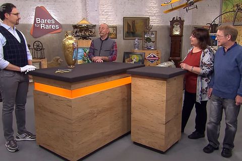"Bares für Rares"-Experte Colmar Schulte-Goltz und Horst Lichter bestaunen die Vase von Monika und Michael aus Dortmund.