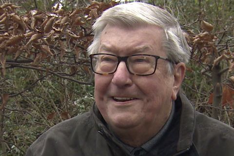 Klaus-Dieter-Jochen Lehmann sitzt auf einer Bank