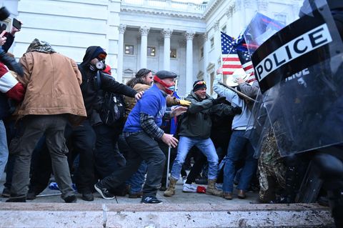 Trump-Anhänger stoßen mit Polizei zusammen