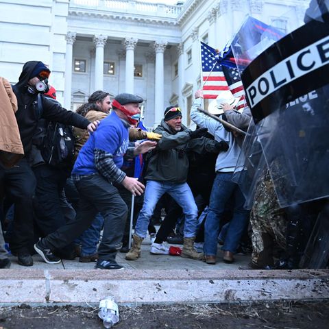 Trump-Anhänger stoßen mit Polizei zusammen