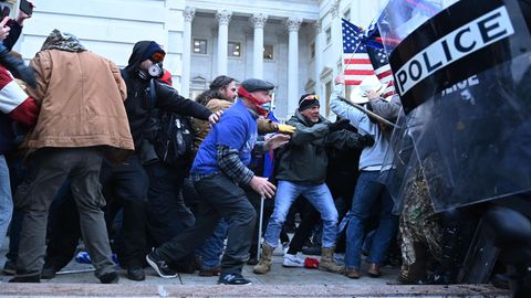 Trump-Anhänger stoßen mit Polizei zusammen