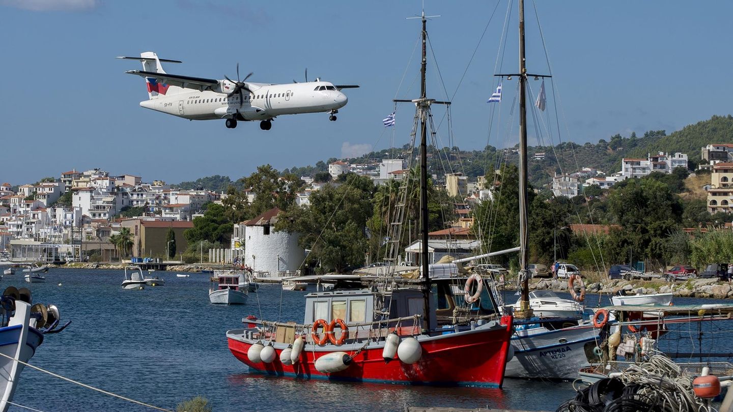 Sky Express bedient Skiathos mit ATR 72-500 ab ihrer wichtigsten Basis in Athen – im Sommer täglich, im aktuellen Winterflugplan einmal pro Woche.