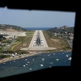 Ein Blick aus dem Cockpit einer ATR 72-500 der griechischen Sky Express beim Anflug auf die Piste 01 des Flughafens von Skiathos.