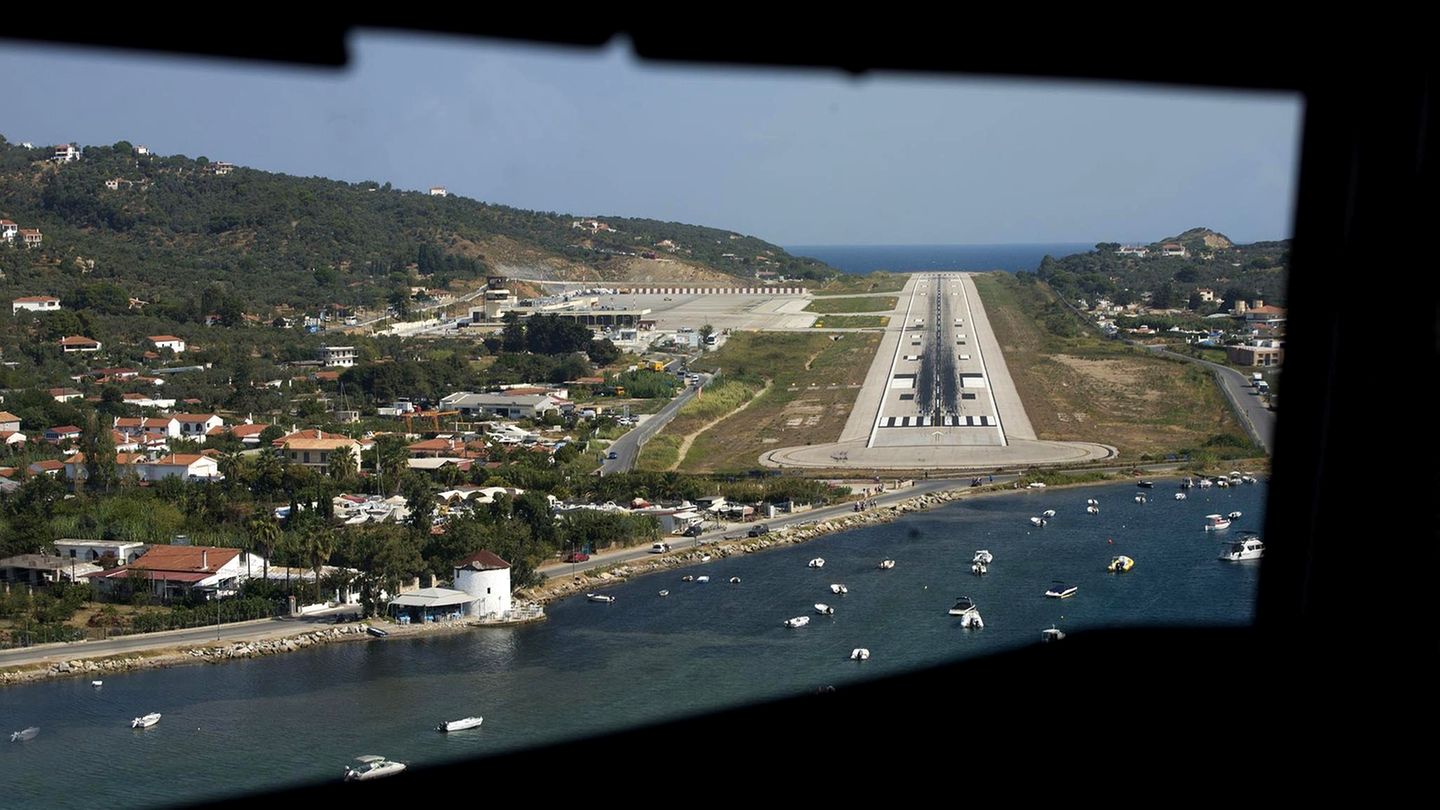 Ein Blick aus dem Cockpit einer ATR 72-500 der griechischen Sky Express beim Anflug auf die Piste 01 des Flughafens von Skiathos.