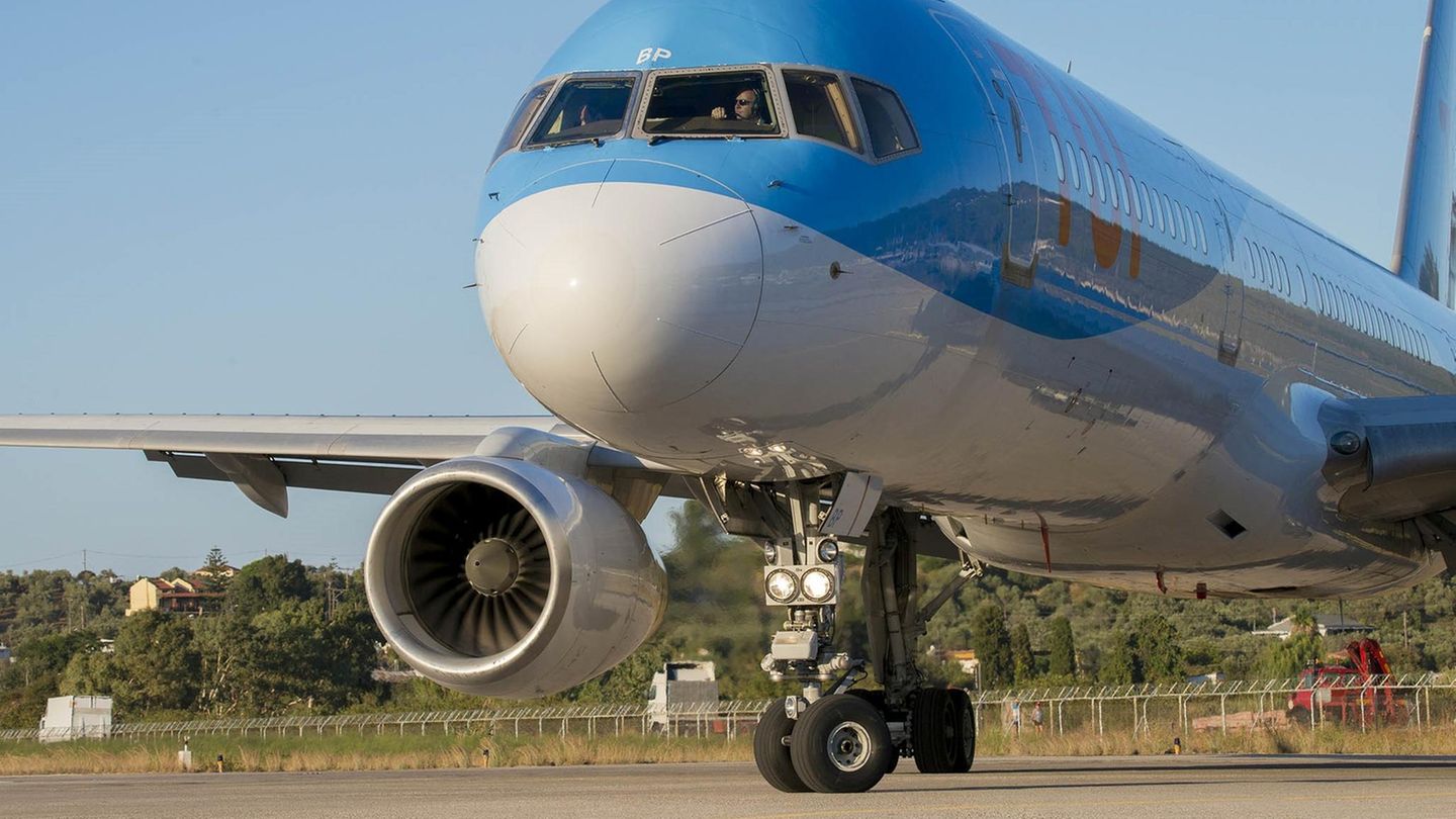 Wendeplatz: Hier dreht am Ende der Start- und Landebahn eine Boeing 757-200 der britischen Tui.