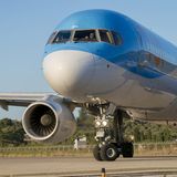 Wendeplatz: Hier dreht am Ende der Start- und Landebahn eine Boeing 757-200 der britischen Tui.