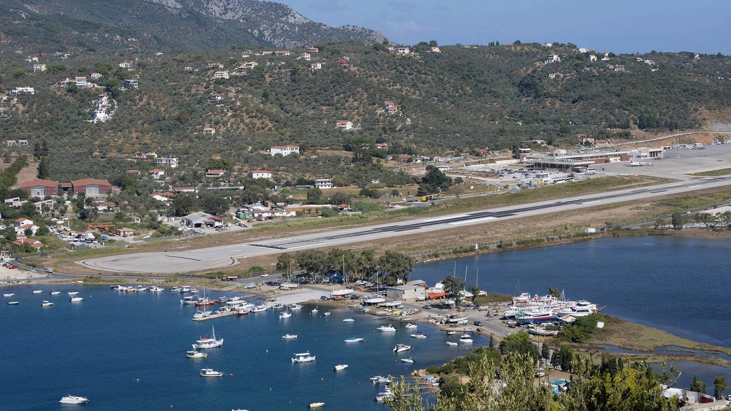 Die Piste des Flughafens ist auf beiden Enden der Landebahn von Wasser begrenzt und dient gleichzeitig als Taxiway. Am Ende können sich die Flugzeuge auf der Stelle um 180-Grad drehen.
