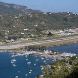Die Piste des Flughafens ist auf beiden Enden der Landebahn von Wasser begrenzt und dient gleichzeitig als Taxiway. Am Ende können sich die Flugzeuge auf der Stelle um 180-Grad drehen.