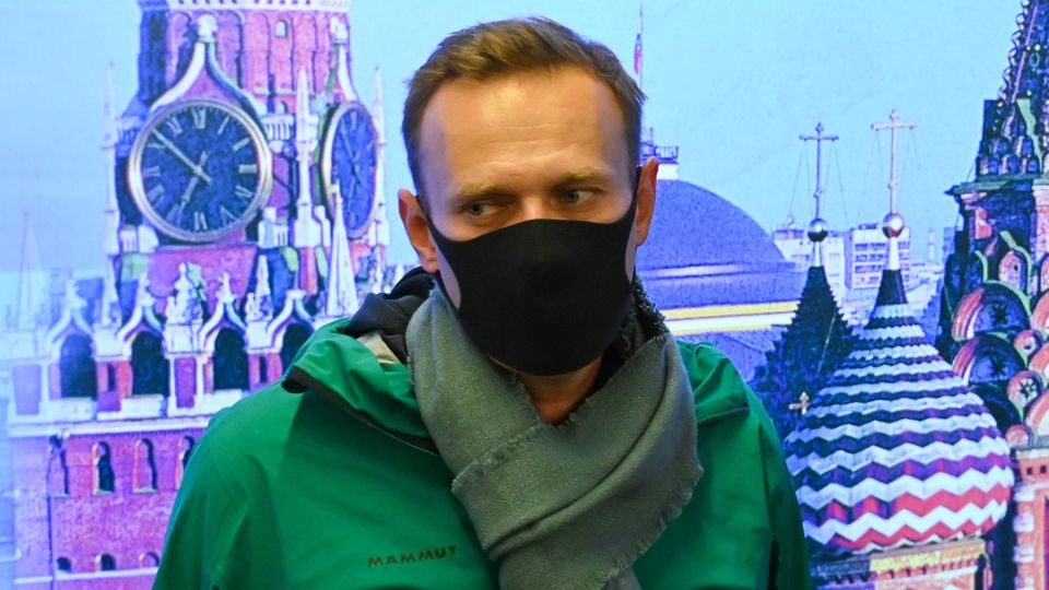 Alexej Nawalny kurz vor seiner Festnahme am Moskauer Flughafen 