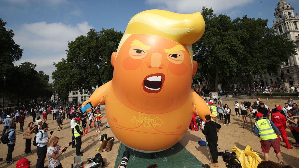 Ein überdimensionaler Baby-Ballon mit dem Antlitz des scheidenden US-Präsidenten Trump schwebt über dem Parliament Square