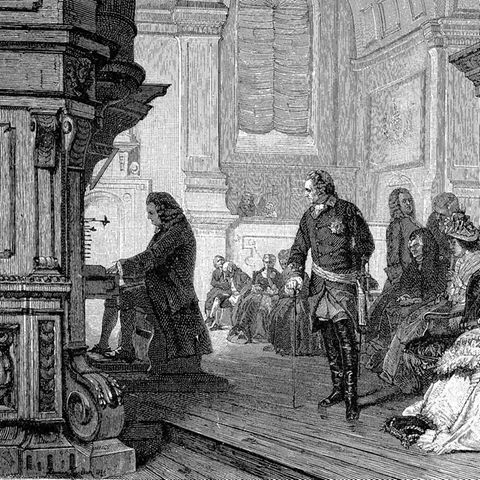 Friedrich der Große sitzt auf seinem Thron und hört Bach beim Musizieren zu