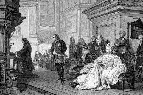 Friedrich der Große sitzt auf seinem Thron und hört Bach beim Musizieren zu
