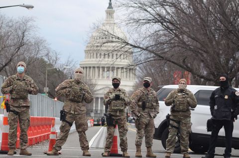US-Soldaten sperren eine Straße zum US-Kapitol