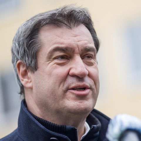 Bayerns Ministerpräsident Markus Söder vor Mikrofonen