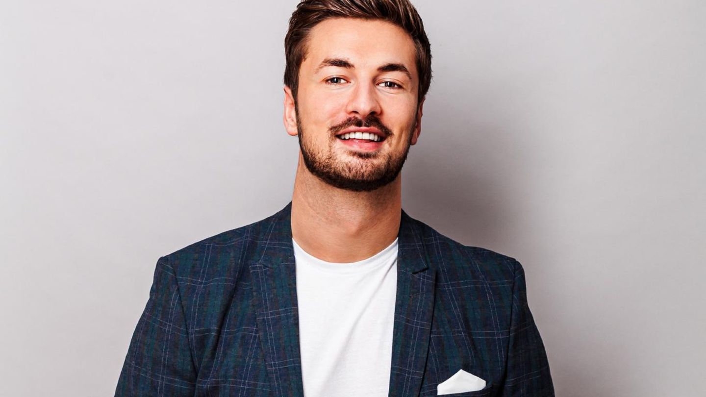 Nicolas Puschmann, Ex-"Prince Charming" Er wird der erste Mann sein, der bei "Let's Dance" mit einem anderen Mann tanzt: Nicolas Puschmann nahm 2019 am schwulen Dating-Format "Prince Charming" teil. "Ich denke, für viele Zuschauer wird es eine neue Erfahrung sein, zwei Männer tanzen zu sehen. Auch ich habe selbst bislang noch keine klassische Tanzerfahrung mit einem Mann, aber freue mich sehr darauf. Und ehrlich, was ist dabei schon anders? Mensch tanzt mit Mensch. Liebe und die Leidenschaft fürs Tanzen kennt kein Geschlecht. Das wird der Hammer!"