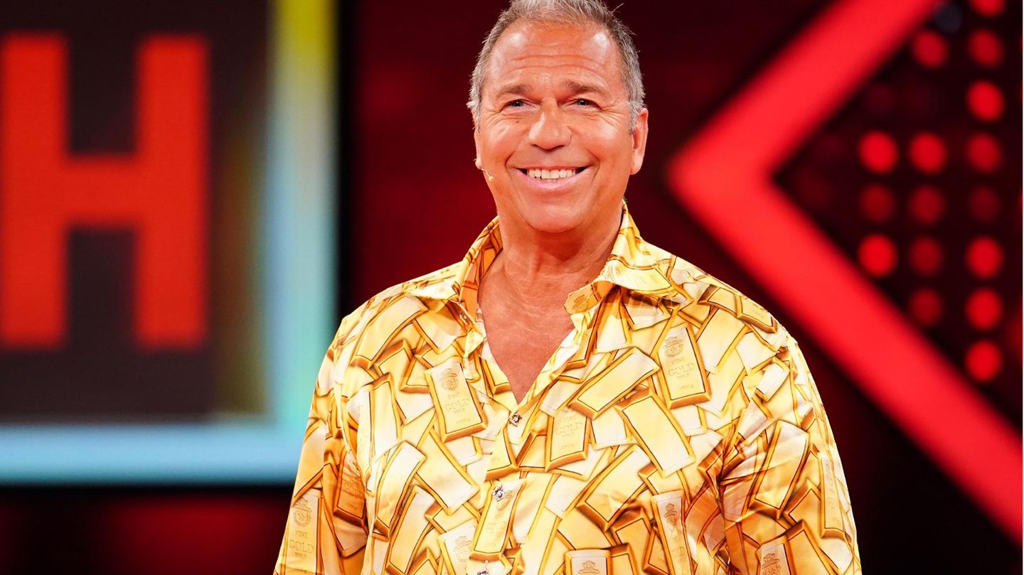 Kai Ebel, 55, Sportreporter Er ist ein RTL-Urgestein: Kai Ebel war jahrelang Reporter der Formel 1. Über seine "Let's Dance"-Teilnahme sagt er: "Ich bin die Rennstrecken der Welt abgelaufen, jetzt brauche ich statt Asphalt mal Parkett unter den Schuhen …"