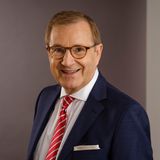 36 Jahre lang war er Sprecher bei der "Tagesschau". Kaum in Rente, schwingt Jan Hofer das Tanzbein. Der 68-Jährige sagt: "Nach fast 36 Jahren als Mann ohne Unterleib freue ich mich, dass ich mich mal in ganzer stattlicher Größe (172 cm) präsentieren kann."