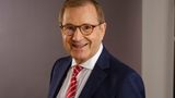 36 Jahre lang war er Sprecher bei der "Tagesschau". Kaum in Rente, schwingt Jan Hofer das Tanzbein. Der 68-Jährige sagt: "Nach fast 36 Jahren als Mann ohne Unterleib freue ich mich, dass ich mich mal in ganzer stattlicher Größe (172 cm) präsentieren kann."