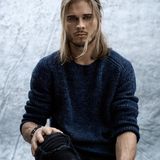 Er gilt als einer der bestaussehenden Fußballer der Welt: Bis zur letzten Saison spielte der Isländer Rúrik Gíslason beim SV Sandhausen in der Zweiten Bundesliga. Jetzt will er sich mehr auf seine Modelkarriere konzentrieren. "Der Grund, warum ich bei 'Let's Dance' mitmache, ist, dass es etwas völlig Neues für mich ist und sich als eine absolute Herausforderung darstellt. Nach meinem Rücktritt vom Fußball habe ich beschlossen, offen für neue Dinge zu sein, und Tanzen ist definitiv neu für mich."