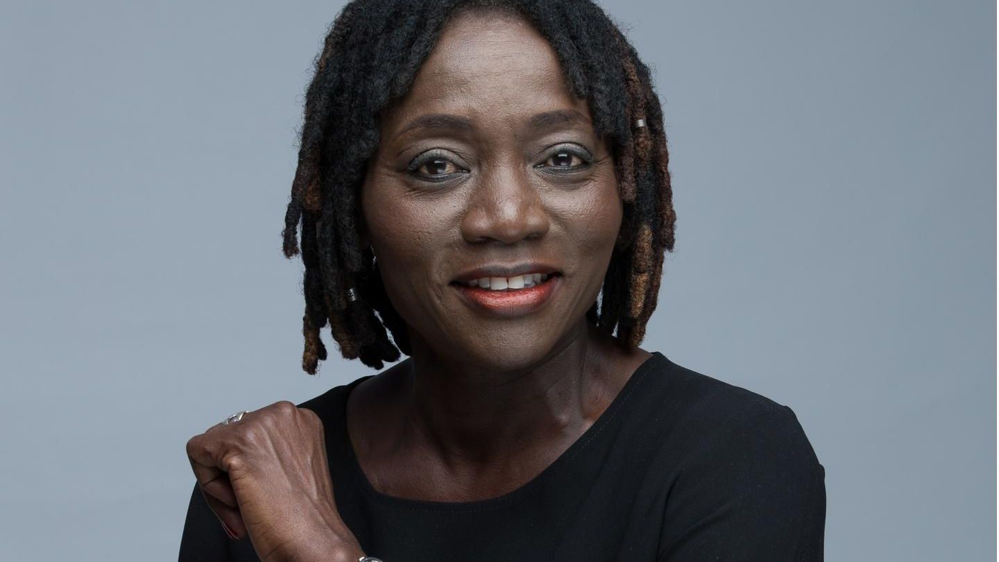Auma Obama, 60, Germanistin, Soziologin, Key Note Speakerin und Journalistin Sie ist die ältere Halbschwester des ehemaligen US-Präsidenten Barack Obama: Auma Obama wird zum ersten Mal bei einer Unterhaltungsshow dabei sein. Über ihre Teilnahme sagt sie: "Normalerweise hätte ich nicht den Mut, bei einem solchen Wettbewerb teilzunehmen. Ich bin zwar eine leidenschaftliche Tänzerin, aber am liebsten tanze ich im Wettbewerb mit den Kindern aus meiner Stiftung 'Sauti Kuu' in Alego/ Kenia. Dabei geht es um das Zelebrieren des besten Tänzers und obwohl ich gegen die Kinder keine Chance habe, tanze ich gerne mit. Es macht einfach riesigen Spaß dabei zu sein und so will ich es auch bei 'Let's Dance' angehen - Hauptsache Spaß."