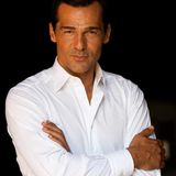 Er ist der Superstar unter den diesjährigen "Let's Dance"-Teilnehmern. Erol Sander hat Lust aufs Tanzen und sich viel vorgenommen. "Das Tanzen ist eine Bereicherung für mich als Schauspieler. Ich finde es spannend, professionell tanzen zu lernen und freue mich sehr auf meine Teilnahme bei 'Let’s Dance'."