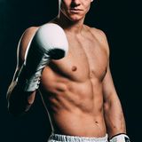 Er wechselt den Ring gegen das Parkett: Profiboxer Simon Zachenhuber kann tänzeln, ob er auch Tanzen kann, muss er unter Beweis stellen. "Normalerweise tänzle ich im Ring die Gegner aus. Jetzt versuche ich mit meiner Partnerin die Konkurrenz schwindelig zu tanzen."