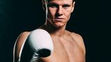 Er wechselt den Ring gegen das Parkett: Profiboxer Simon Zachenhuber kann tänzeln, ob er auch Tanzen kann, muss er unter Beweis stellen. "Normalerweise tänzle ich im Ring die Gegner aus. Jetzt versuche ich mit meiner Partnerin die Konkurrenz schwindelig zu tanzen."
