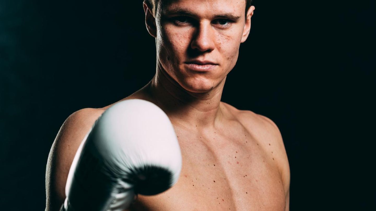 Simon Zachenhuber, 22, Boxer: Er wechselt den Ring gegen das Parkett: Profiboxer Simon Zachenhuber kann tänzeln, ob er auch Tanzen kann, muss er unter Beweis stellen. "Normalerweise tänzle ich im Ring die Gegner aus. Jetzt versuche ich mit meiner Partnerin die Konkurrenz schwindelig zu tanzen."