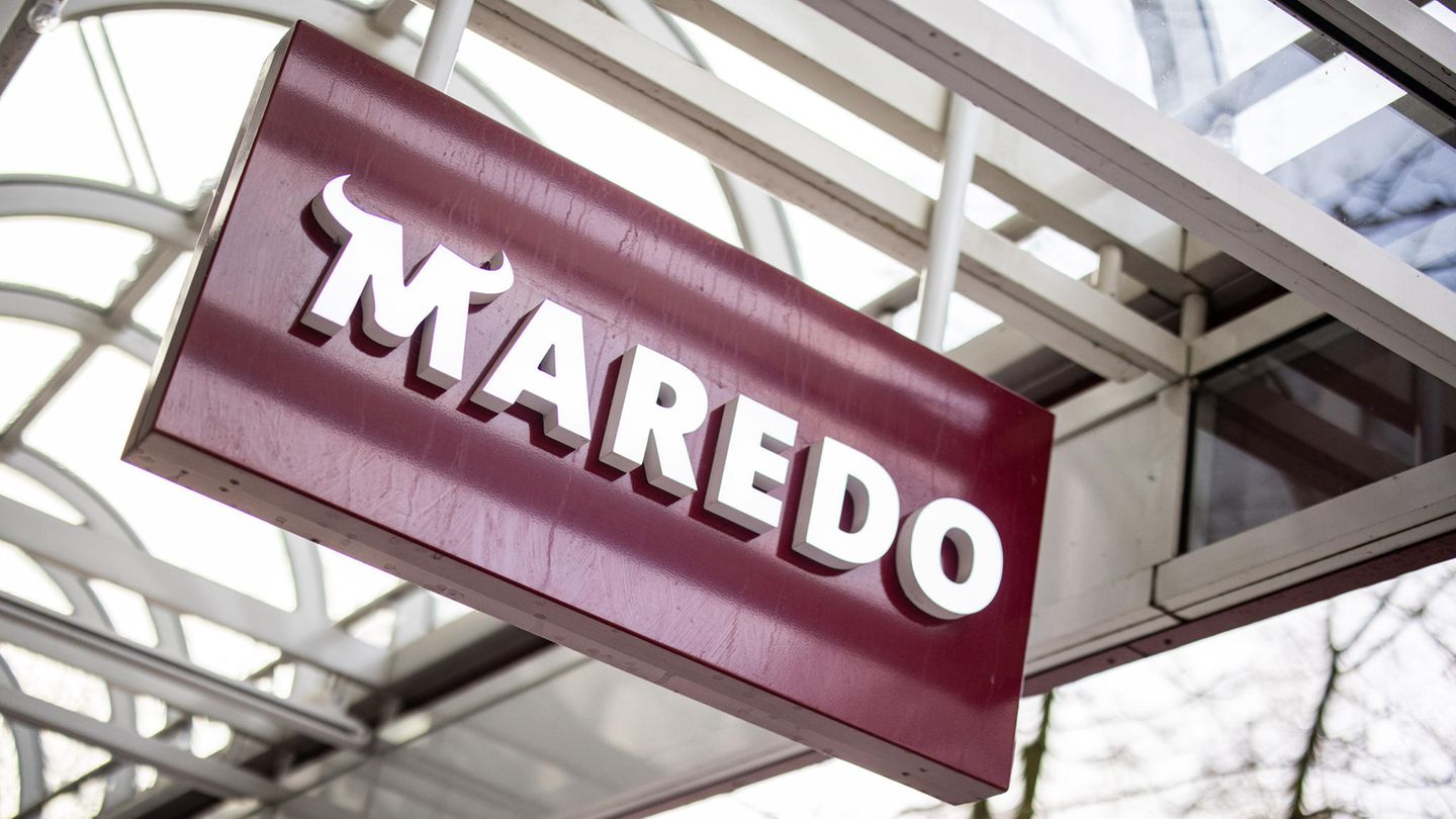 Der Maredo-Schriftzug hängt vor einem Restaurant in Düsseldorf