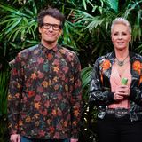 Die beiden Moderatoren geben wie gewohnt das Startkommando zu dieser Dschungelprüfung. Zumindest was die Auswahl seiner Hemden angeht, erreicht Daniel Hartwich mittlerweile wieder das Niveau der Vorjahre. Co-Moderatorin Sonja Zietlow gibt sich redlich mühe, modisch mitzuhalten.