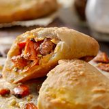 Carazza hieß die Pizza im Hosentaschenformat, die in den 90ern en vogue wurde. Der herzhafte Drei-Bissen-Snack kam aus dem Hause Bifi. Aber auch allerhand andere gefüllte Teigtaschen, kalt und heiß, eroberten den Markt.