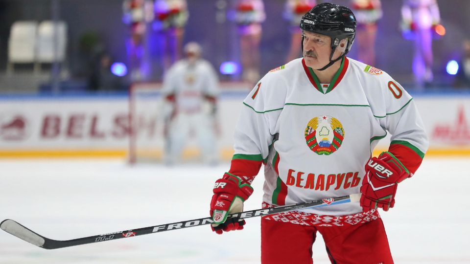 Alexander Lukaschenko, Präsident von Belarus und Eishockey-Hobbyspieler, ist die Weltmeisterschaft in seinem Land los Alexander Lukaschenko, Präsident von Belarus und Eishockey-Hobbyspieler, ist die Weltmeisterschaft in seinem Land los