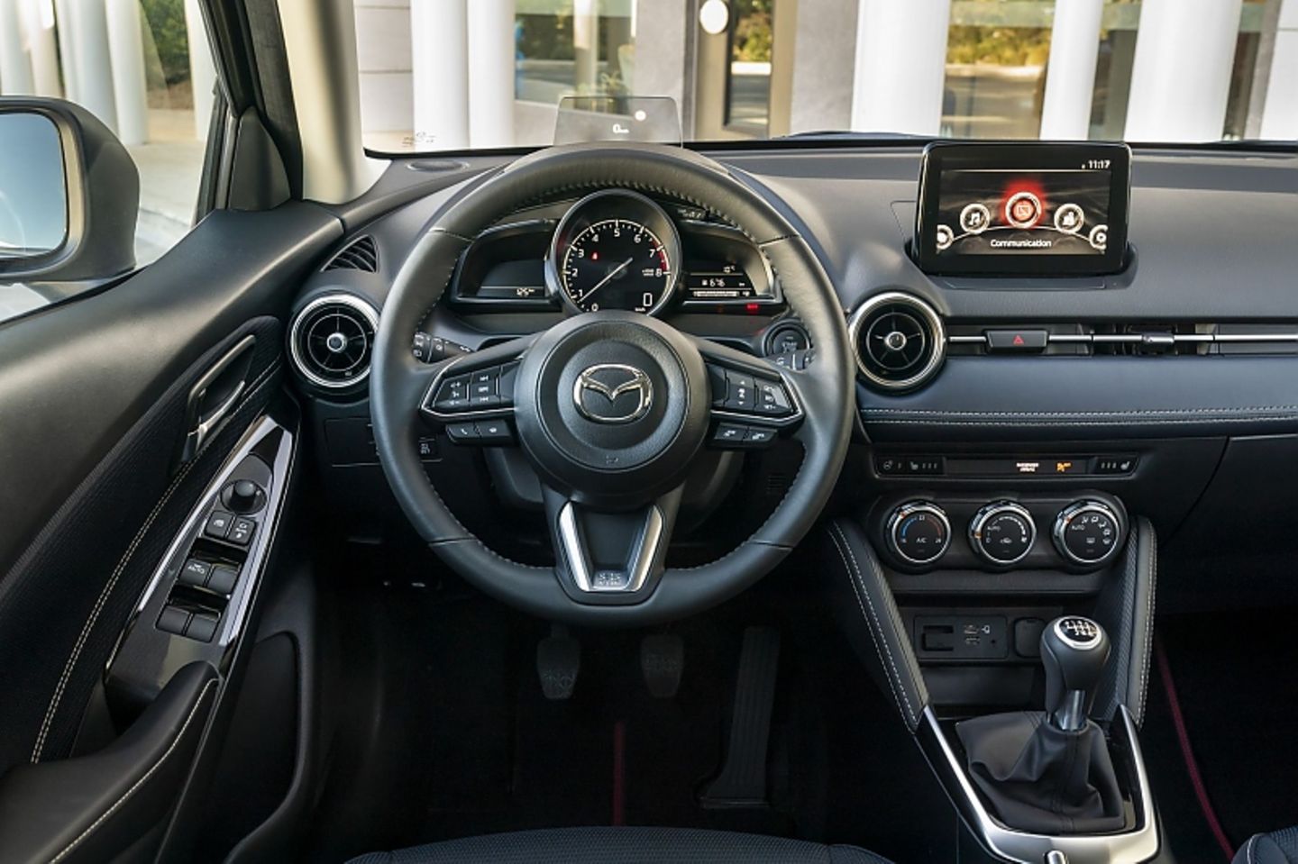 Das Cockpit kennt man in seinen Grundzügen von anderen Mazda-Modellen