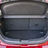 Die Ladekante ist hoch und die Luke eng