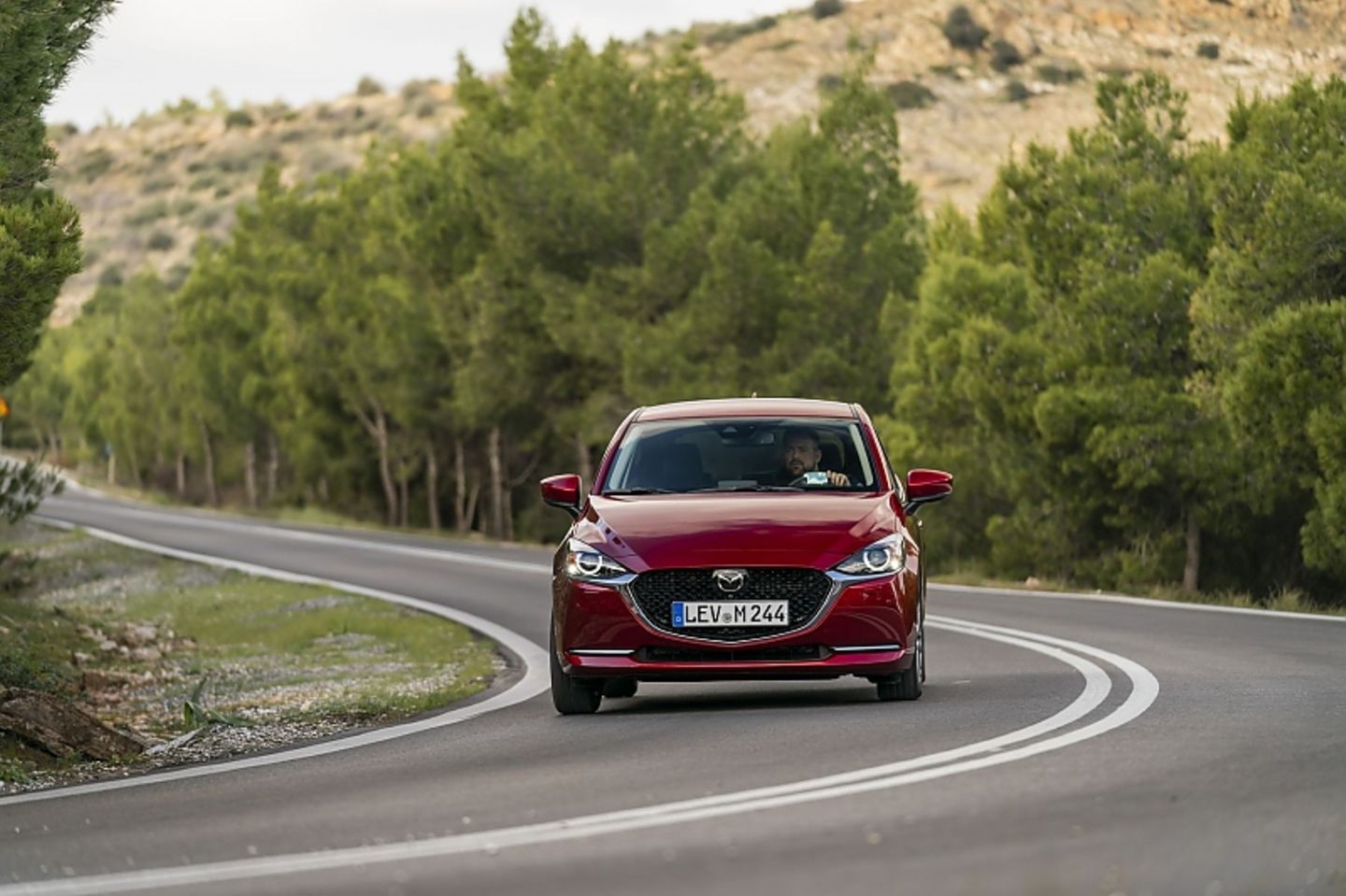 Mit dem Mazda 2 kann man flott um die Kurve fahren