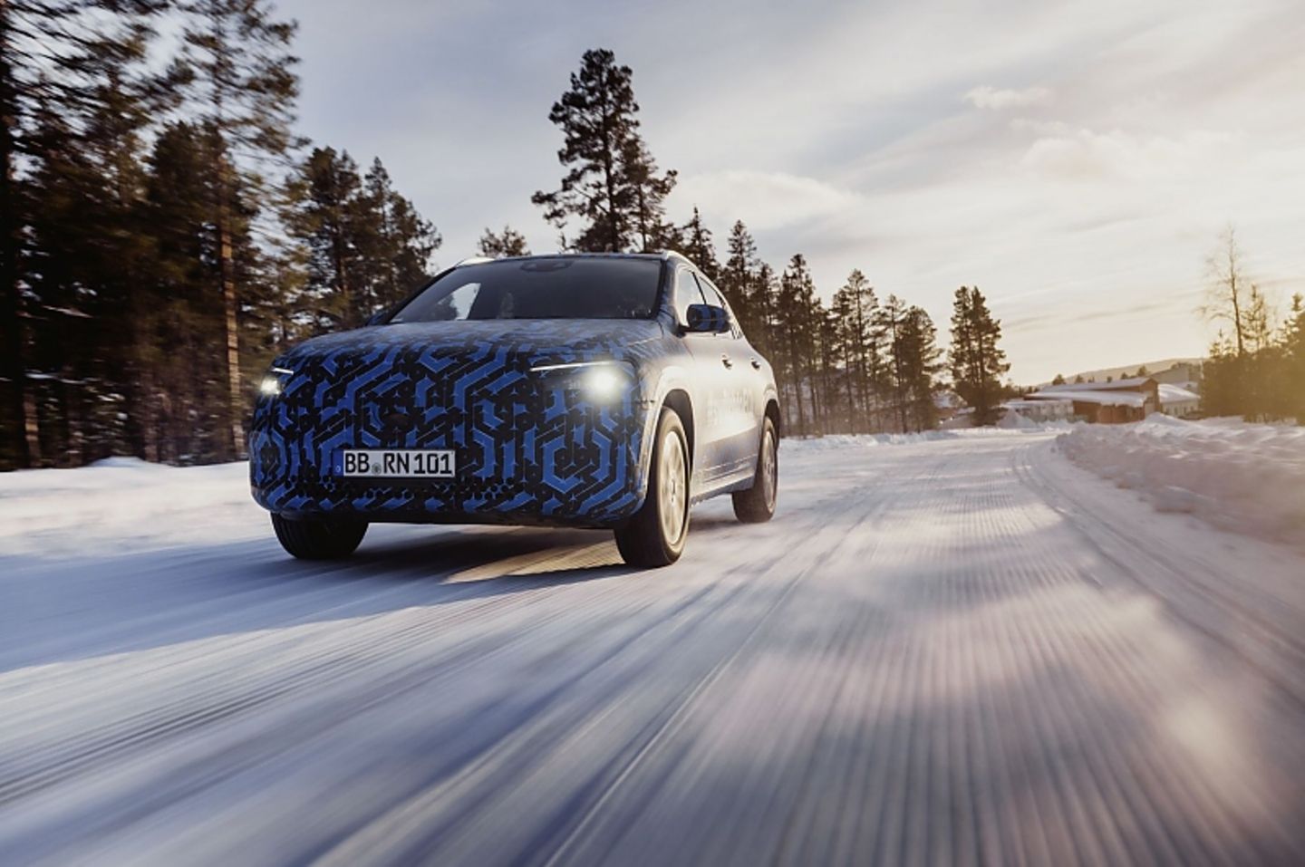 Der Mercedes EQA lädt mit bis zu 100 kW