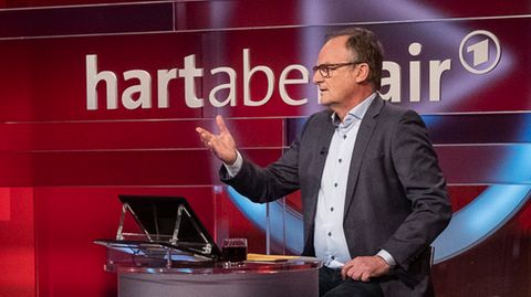Frank Plasberg diskutiert mit seinen Gästen