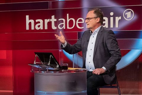 Frank Plasberg diskutiert mit seinen Gästen