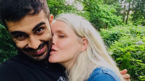 Katrine und Amed sind glücklich zusammen