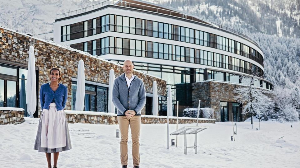 Auszubildende Karishma Stutz und Hoteldirektor Werner Müller