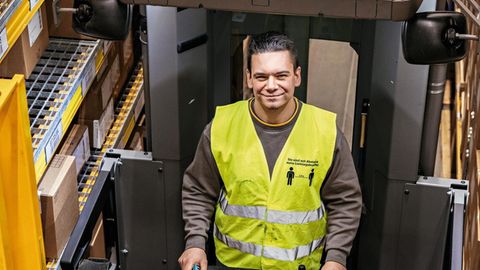 Sven Speckin, Servicetechniker bei Jungheinrich, bei der Arbeit: Gabelstapler müssen rollen, damit auch in der Krise der Nachschub für Handel und Kliniken kommt. Deswegen läuft die Wartung weiter – mit Abstand und Maske (hier nur für das Foto abgenommen).  Die Firma bedankte sich bei Speckin mit 750 Euro Sonderzahlung